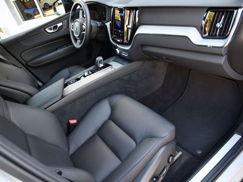 Used 2025 Volvo XC60 B5 Plus image 12