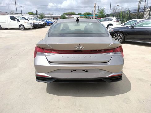 Used 2023 Hyundai Elantra SE image 5