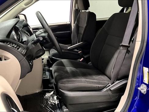 Used 2018 Dodge Grand Caravan SE w/ UConnect Hands-Free Group image 22