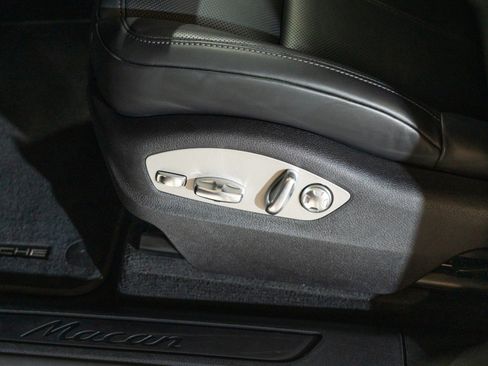 Certified 2026 Porsche Macan AWD/4WD image 13
