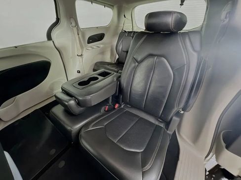 Used 2017 Chrysler Pacifica Touring-L Plus w/ Advanced Safetytec Group FWD image 24