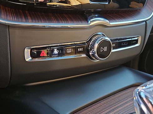 Certified 2024 Volvo XC60 B5 Ultimate w/ Protection Package Premier image 16