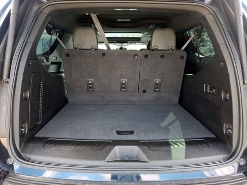 Used 2022 GMC Yukon XL SLT w/ SLT Premium Package image 31