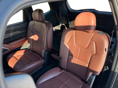 Used 2023 Kia Telluride EX w/ EX Captain's Chair Package image 13