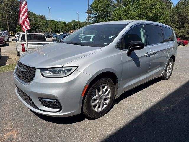 Used 2024 Chrysler Pacifica Touring-L FWD image 3