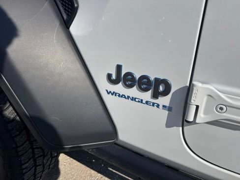 Used 2024 Jeep Wrangler Unlimited Rubicon 4xe AWD/4WD image 9