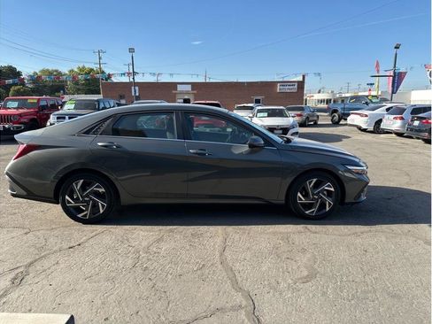 Used 2025 Hyundai Elantra SEL FWD image 6