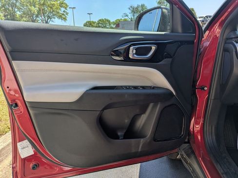 Used 2025 Jeep Compass Limited image 11