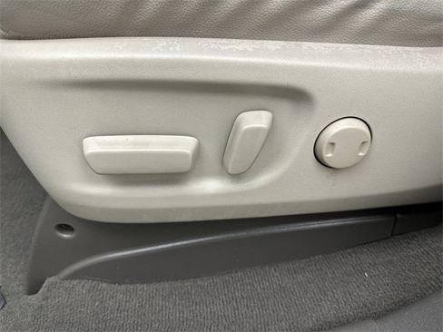 Used 2011 Toyota Sienna XLE w/ Premium Pkg image 12