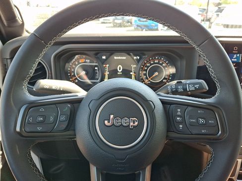 Used 2025 Jeep Wrangler Unlimited Rubicon AWD/4WD image 18