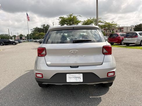 Used 2025 Hyundai Venue SEL FWD image 4