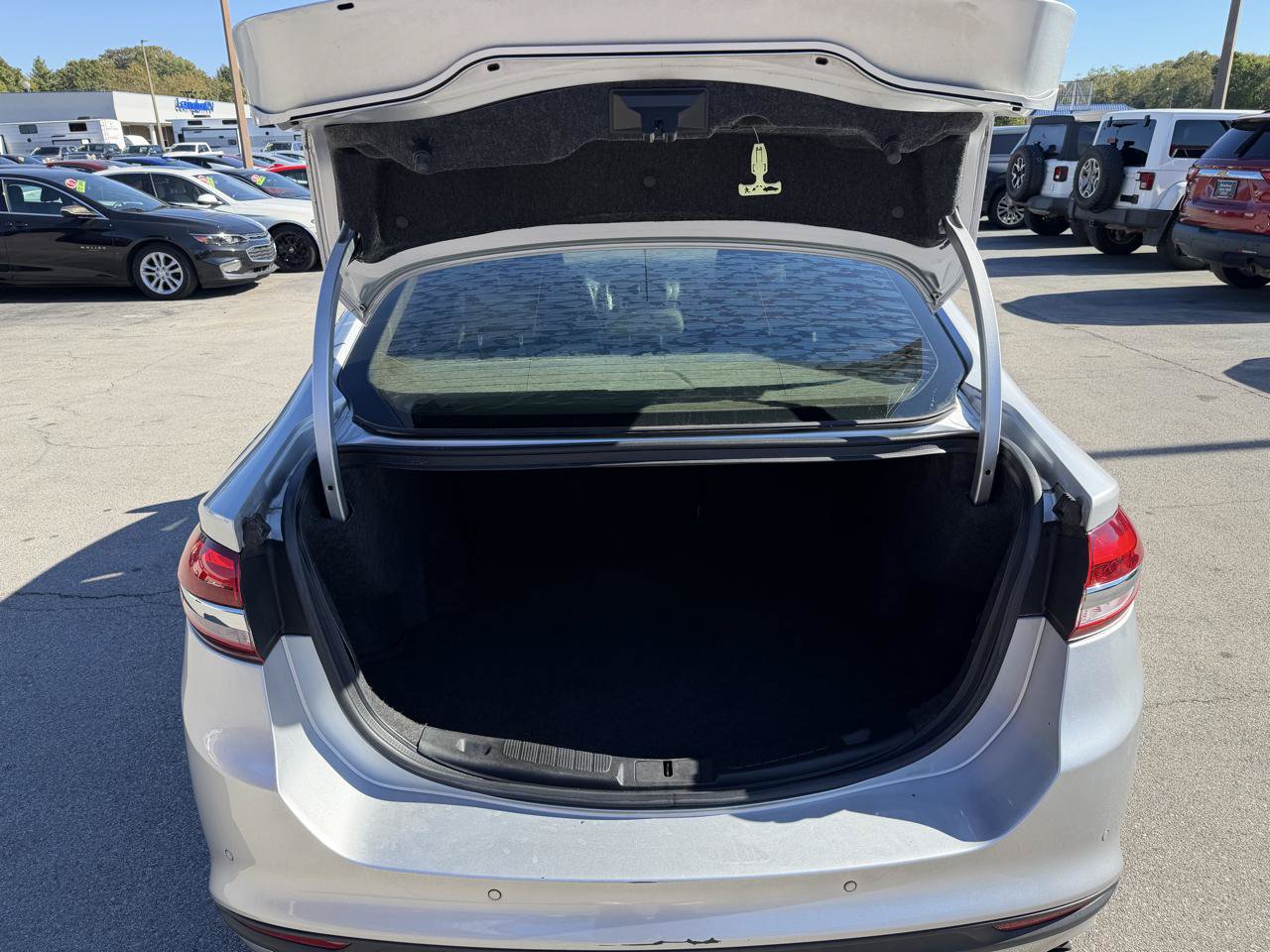 Used 2018 Ford Fusion SE FWD image 11