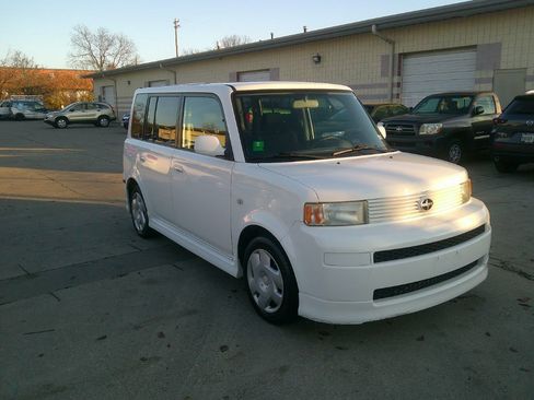 Used 2005 Scion xB image 3