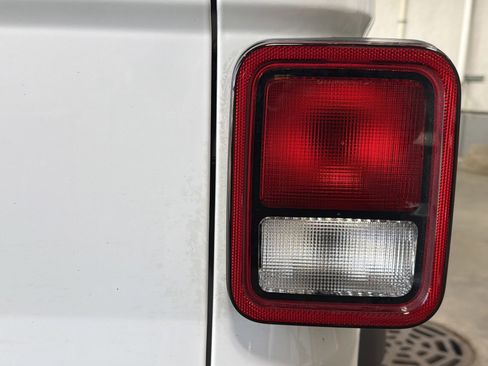 Used 2025 Jeep Gladiator Sport AWD/4WD image 17