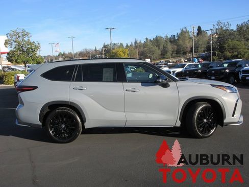 Certified 2025 Toyota Highlander XSE image 3