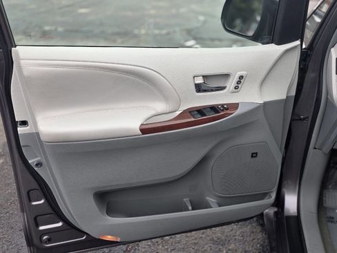 Used 2014 Toyota Sienna Limited image 9