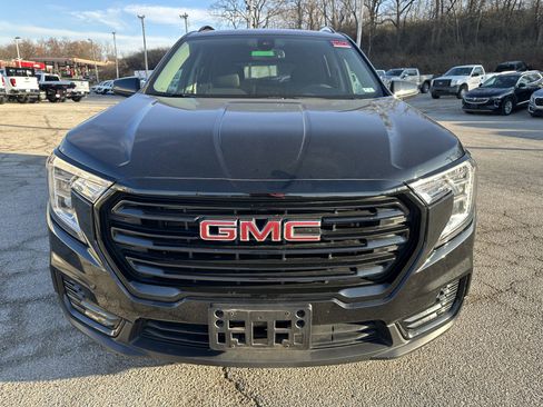 Used 2022 GMC Terrain SLE w/ Elevation Edition image 2