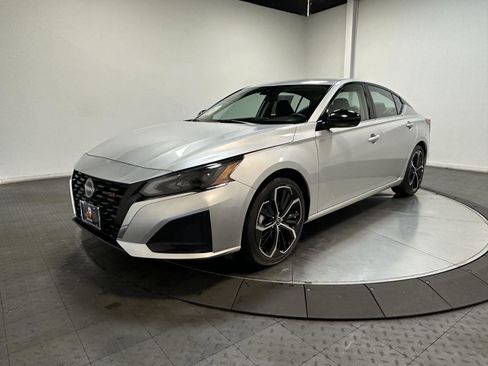 Used 2024 Nissan Altima 2.5 SR image 1