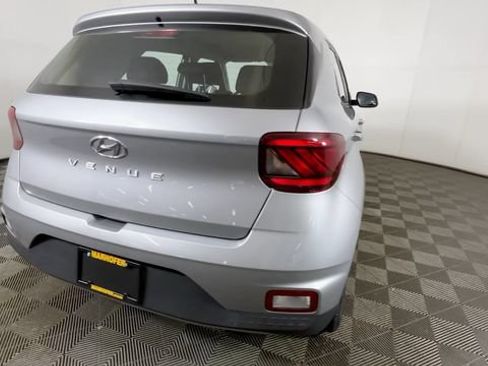Used 2025 Hyundai Venue SE FWD image 5