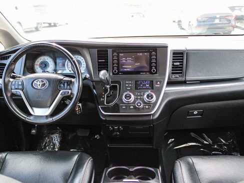 Used 2018 Toyota Sienna SE image 12