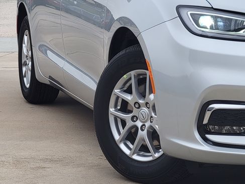 New 2026 Chrysler Pacifica Select FWD image 10