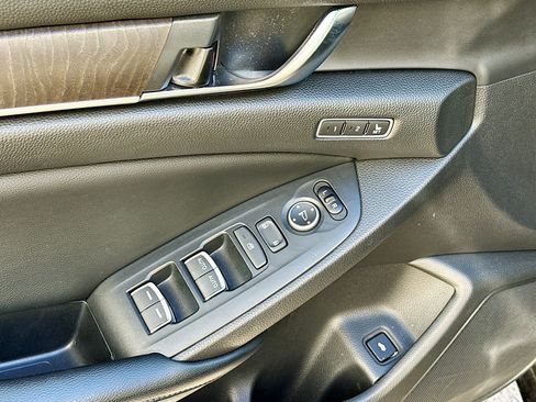 Used 2018 Honda Accord Touring image 15