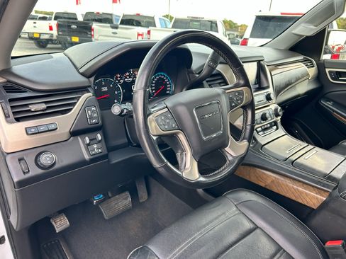 Used 2019 GMC Yukon XL Denali image 6