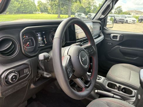 Used 2024 Jeep Gladiator Rubicon w/ Technology Group AWD/4WD image 7