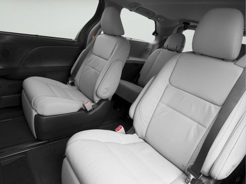 Used 2017 Toyota Sienna XLE w/ XLE Navigation Package FWD image 8