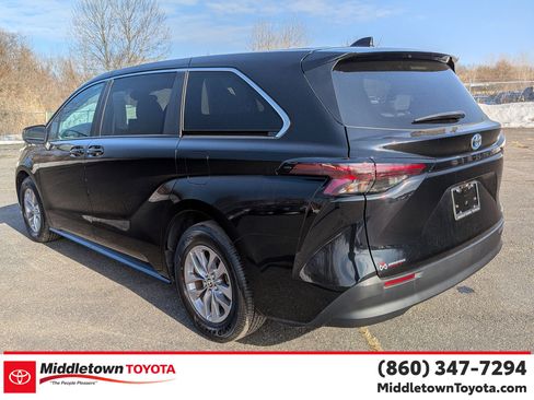 Used 2024 Toyota Sienna LE image 5
