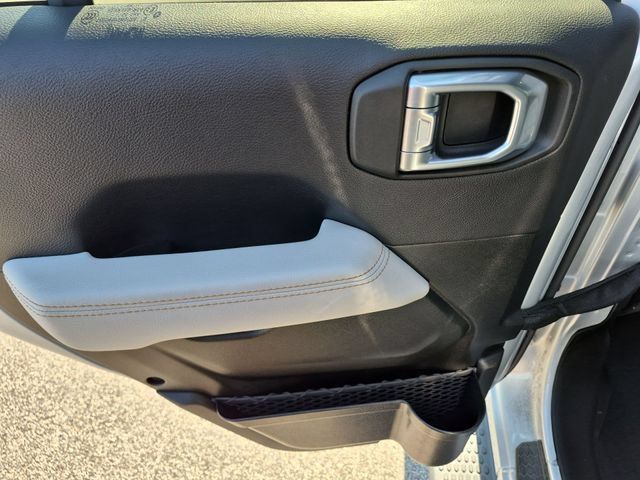 Used 2022 Jeep Wrangler Unlimited Sahara AWD/4WD image 25