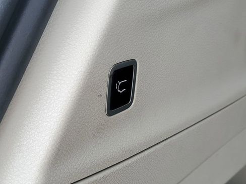 Used 2024 Chrysler Pacifica Touring-L FWD image 32