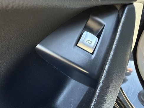 Used 2022 BMW 750i xDrive w/ Executive Package image 24