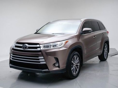Used 2018 Toyota Highlander XLE image 1