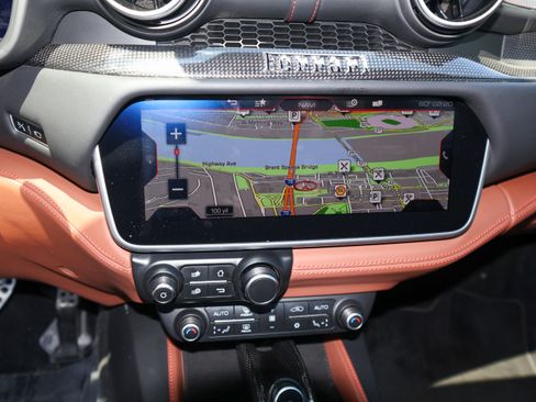 Used 2019 Ferrari Portofino RWD image 28