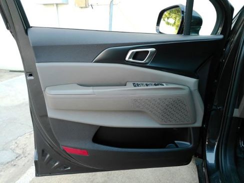Used 2025 Kia Carnival FWD image 11