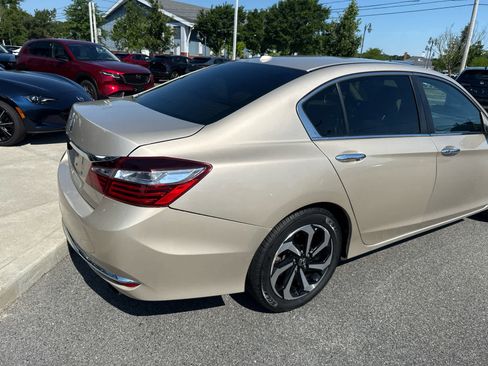 Used 2017 Honda Accord EX-L image 6