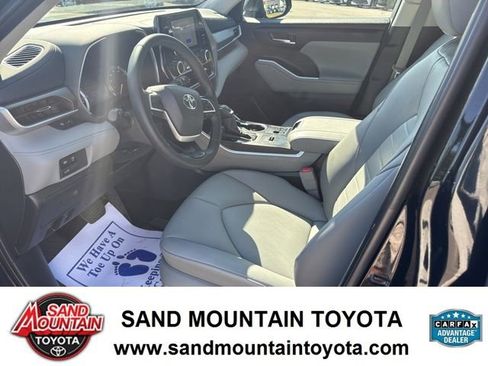 Used 2024 Toyota Highlander XLE image 12