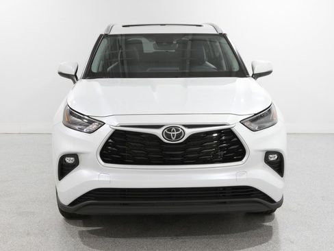 Used 2022 Toyota Highlander XLE image 2