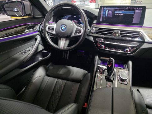 Used 2022 BMW 530e w/ Premium Package image 14
