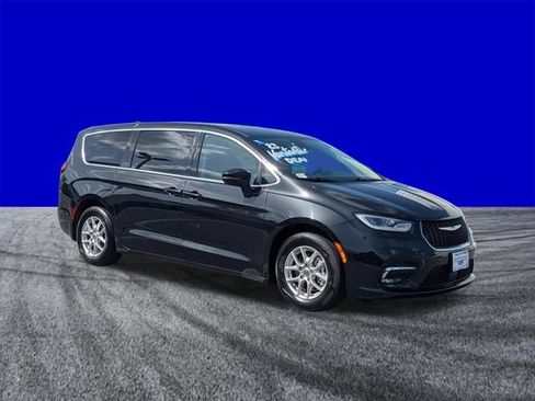 Used 2023 Chrysler Pacifica Touring-L FWD image 2