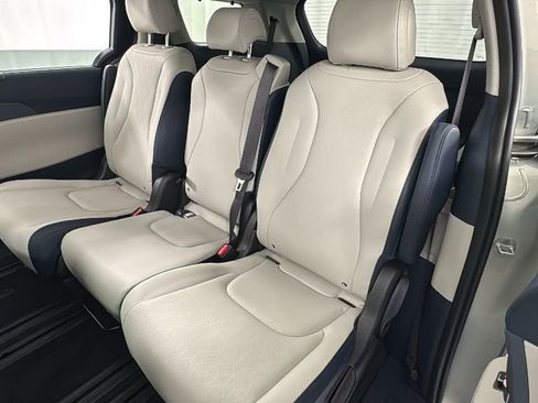 New 2026 Kia Carnival EX FWD image 12