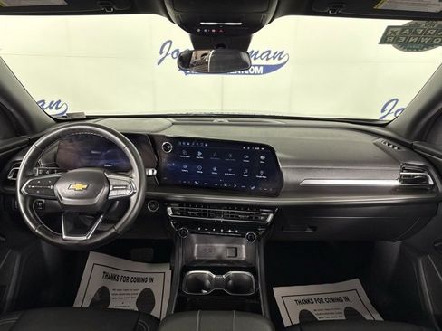 Used 2025 Chevrolet Traverse LT image 2