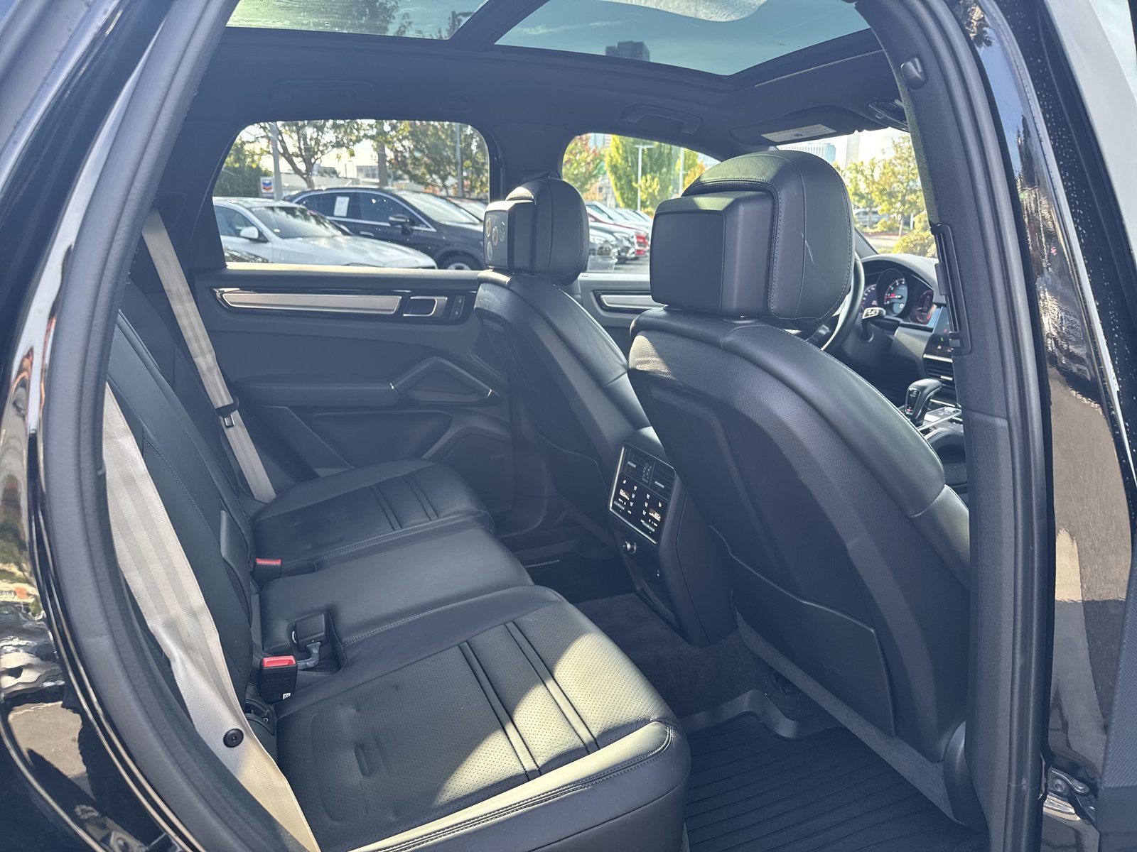 Used 2023 Porsche Cayenne Platinum Edition AWD/4WD image 14