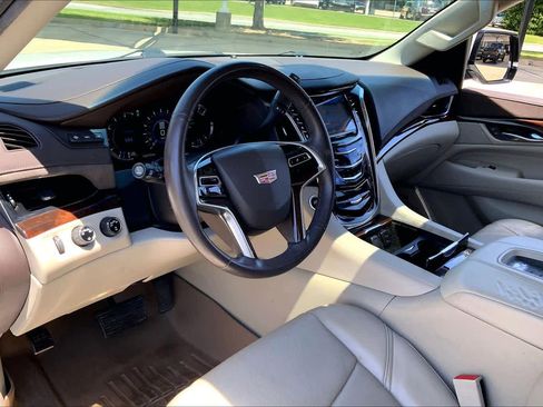 Used 2017 Cadillac Escalade Luxury AWD/4WD image 17