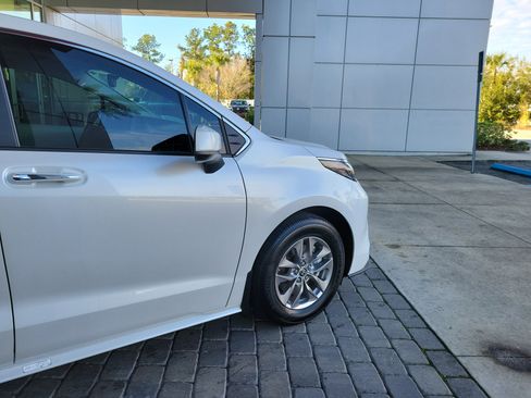 Used 2025 Toyota Sienna XLE image 8