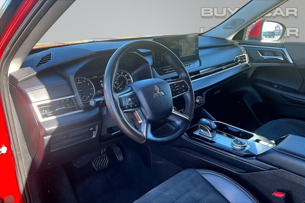 Used 2025 Mitsubishi Outlander AWD image 14