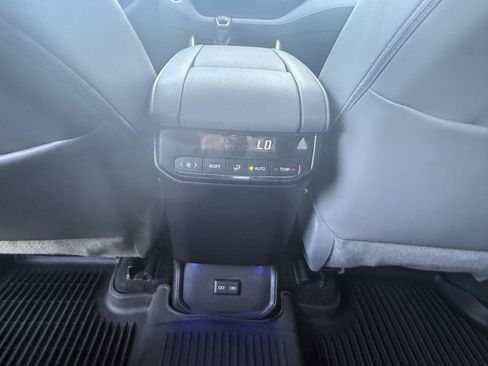 Used 2023 Toyota Highlander XLE FWD image 19