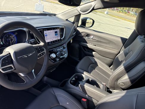 New 2026 Chrysler Pacifica Select image 16