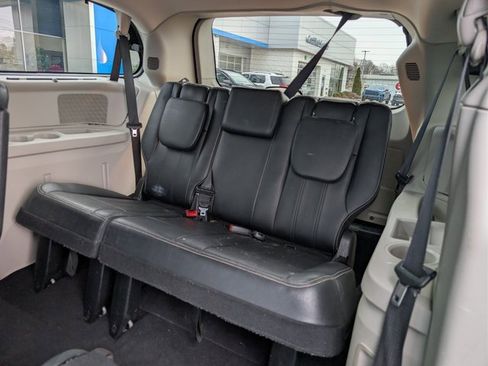 Used 2015 Chrysler Town & Country Touring w/ Driver Convenience Group image 19